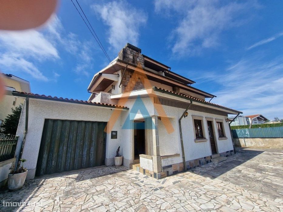 Excecional casa com 3 pisos e anexos, amplos espaços, possibilidade...