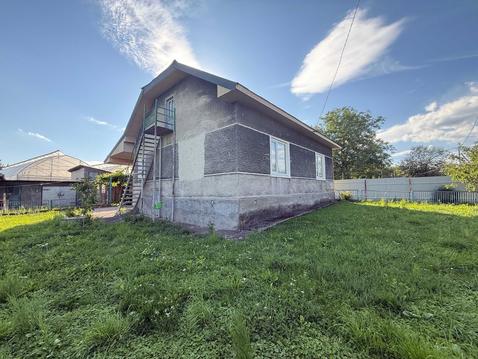 Продається власний цегляний будинок  в с.Луг  Львівської області.