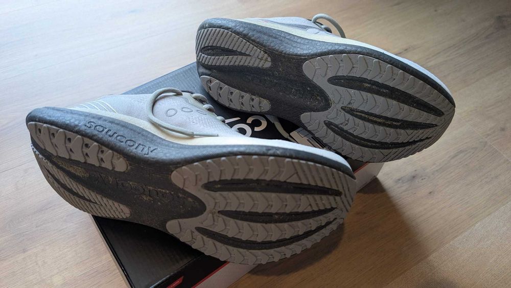 Saucony Triumph 23 – No 42 – Como novas (80km)