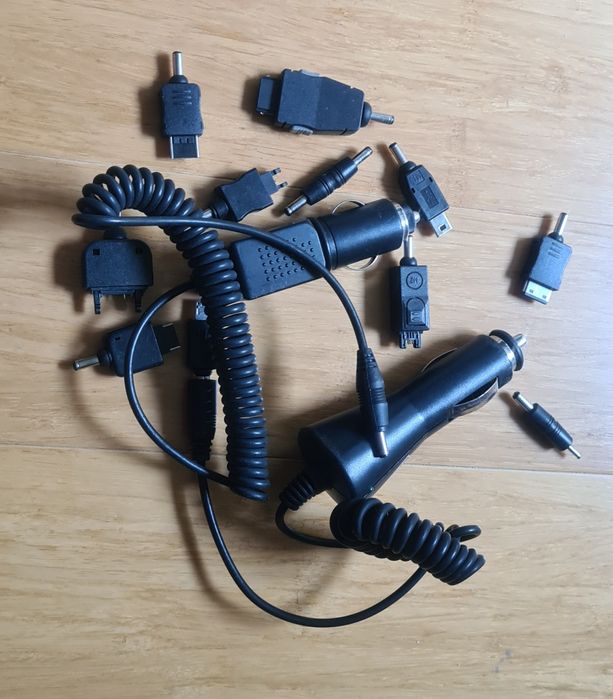 Ładowarki samochodowe 1xuniwersalna z 11 końcówkami plus dwie do Nokii