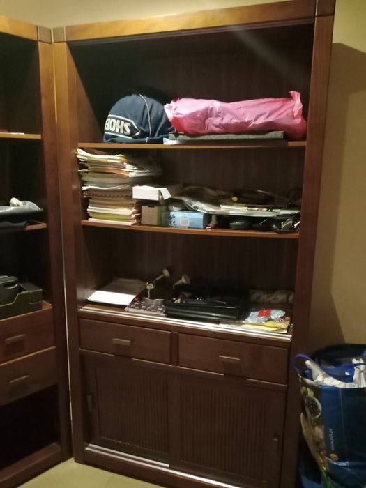 Estantes em Mogno castanho