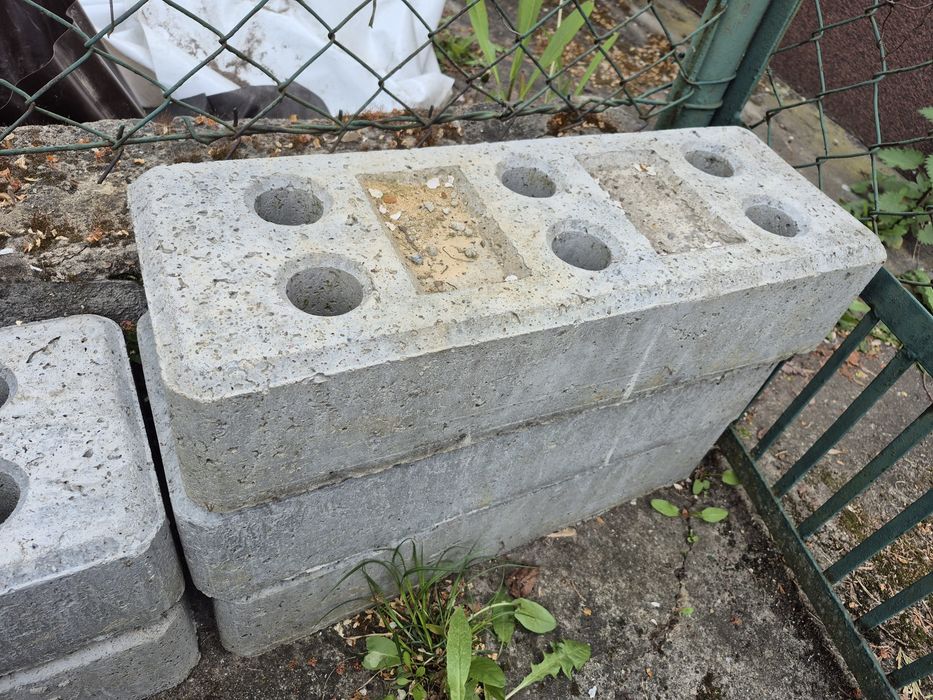 Bloczki betonowe podpory z dziurami