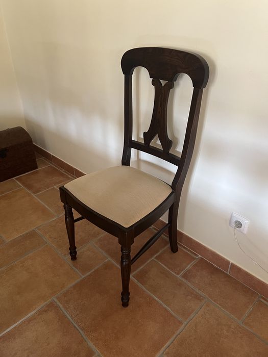 Mesa de sala, cadeiras e espelho