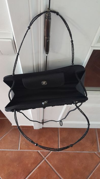 Clutch preta com missangas, com alça larga e 2 pegas com missangas