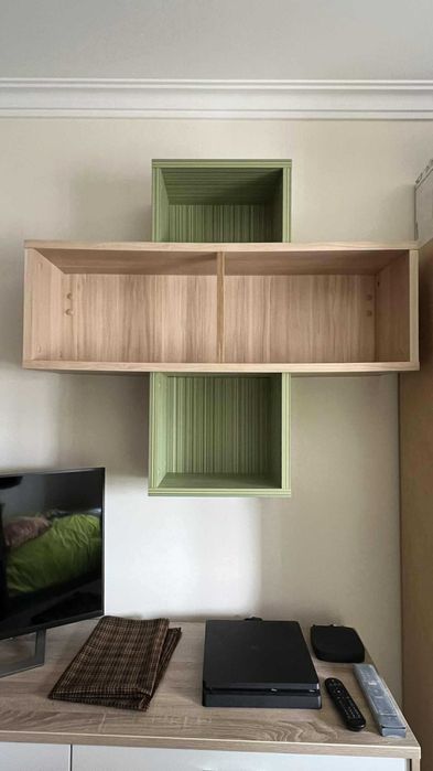 Cama individual com cama-gavetão  + estantes em madeira e secretária