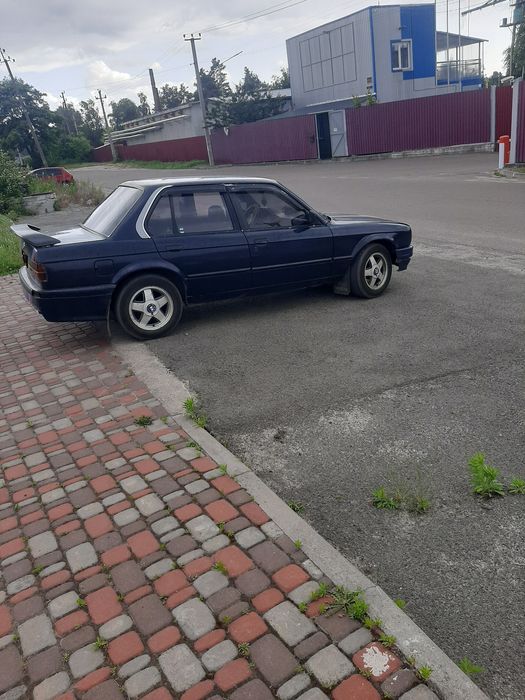 Продам бмв 320 на ходу двіжок ракета самоблок. Потребує косметичного ремонту на повном боєвом ходу помпа гррм радіатор поміняні є в комплекті літні ді