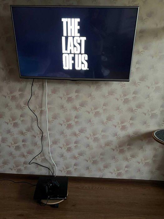 PlayStation 3 (CECH-2504B) + два геймпади (модель CECHZC2E)