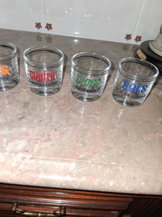 Coleção de copos de whiskey