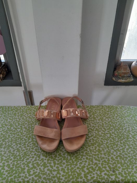 Vendo Sandálias de Senhora muito bonitas como novas