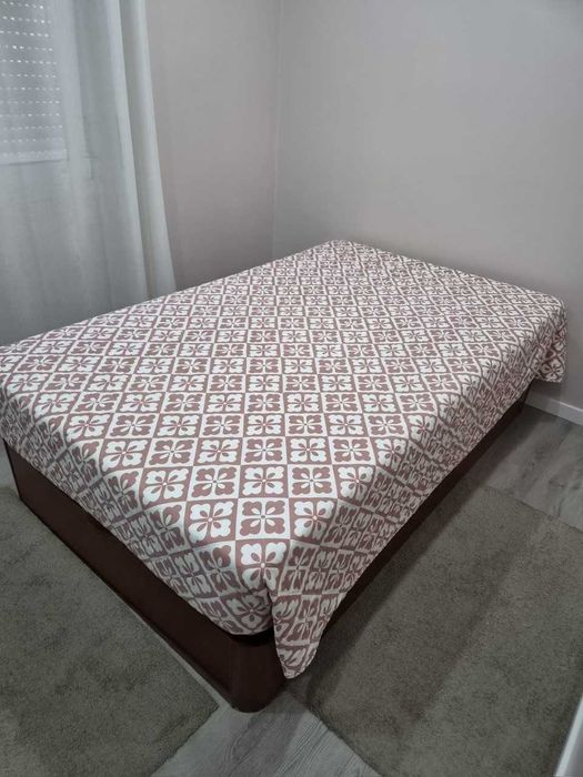 Cama base com arrumação