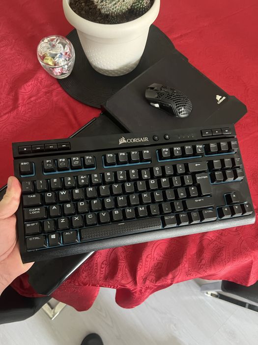 Teclado Gaming Wireless Corsair K 63 com suporte