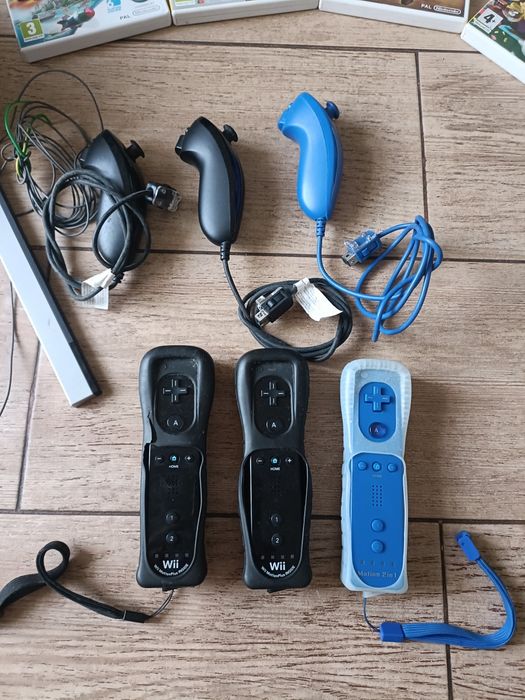 WII com 3 comandos e 5 jogos