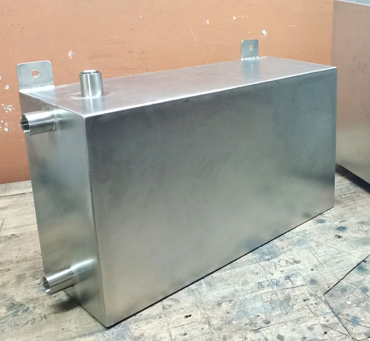 Zbiornik wyrównawczy stal nierdzewna.