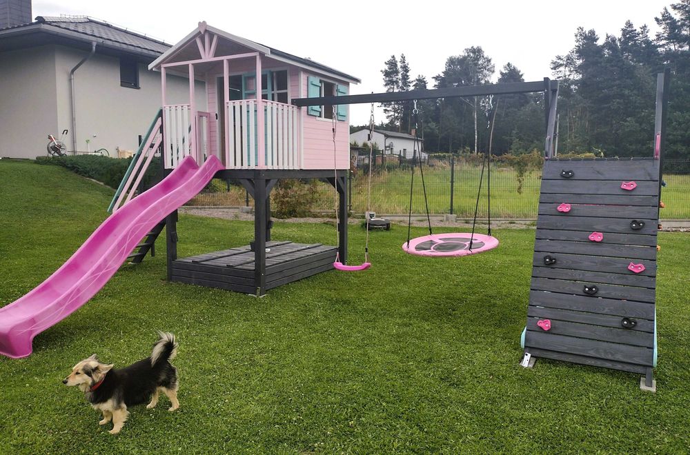 Domek na podwyższeniu Drewniany plac zabaw Huśtawka Ściana wspinaczkow