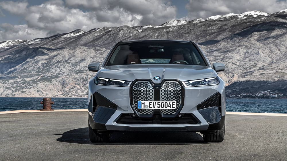 Grafitowe BMW iX od przodu