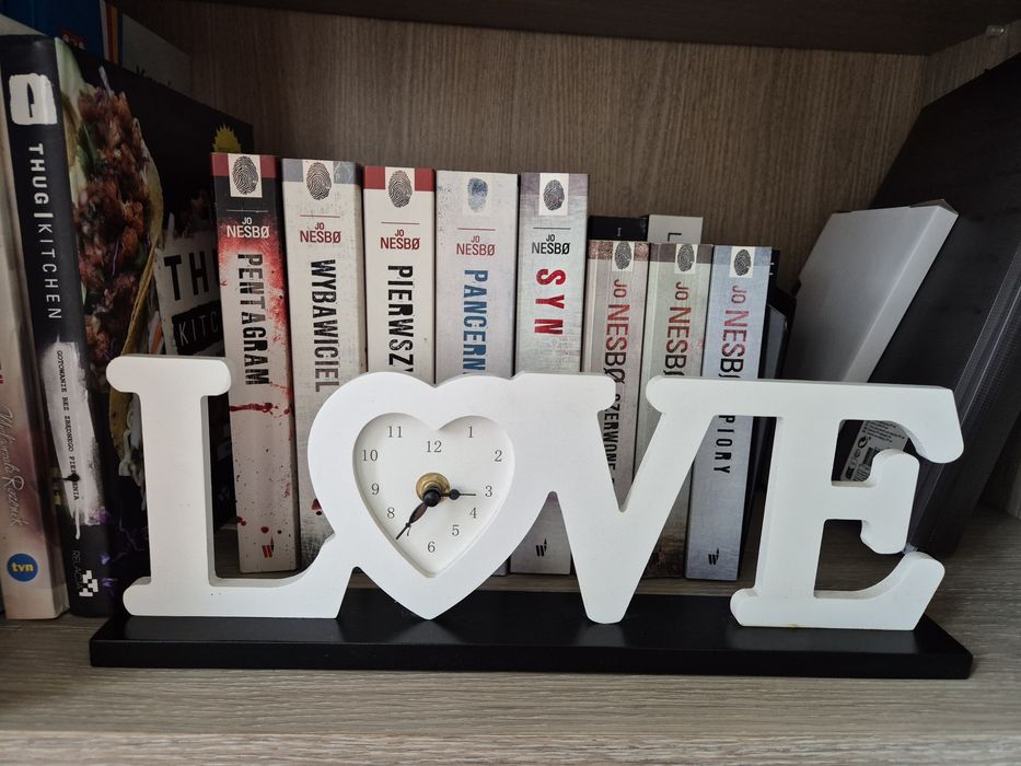 Zegar z napisem LOVE