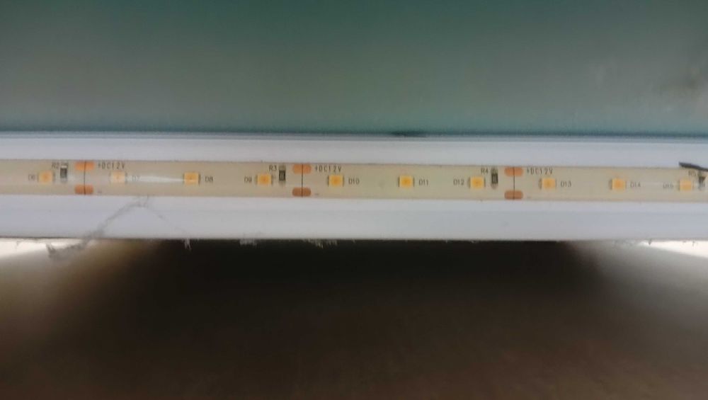 Lustro podświetlane paskiem led