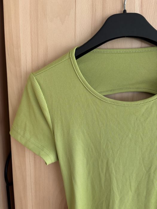 Zielone body z krótkim rękawem, odkryte plecy