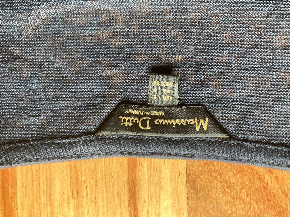 Camisola da Massimo Dutti, em azul escuro com aplicação em renda.