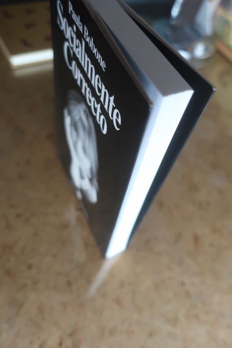 Socialmente correcto - Paula Bobone