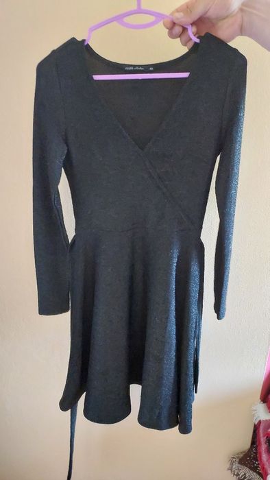 Czarna sukienka ze srebrną nitką