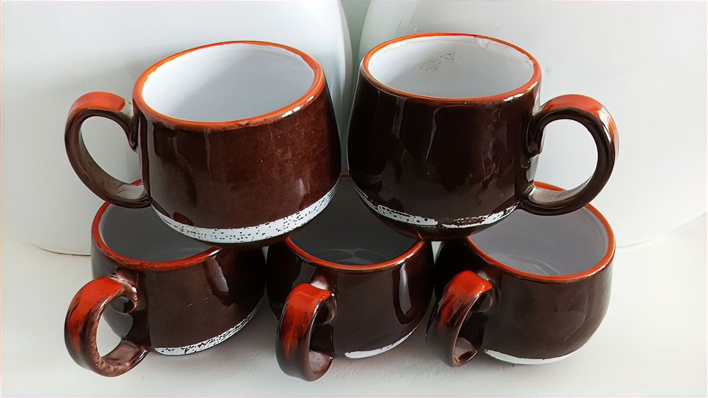 Ceramiczne kubki z lat 70