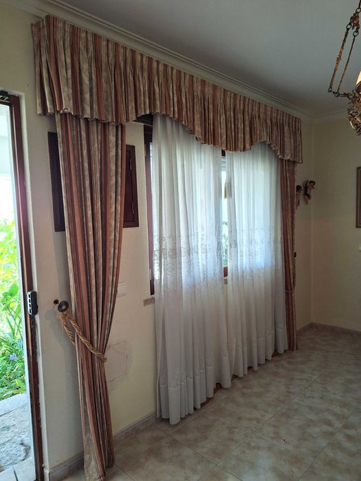 Sanefas e cortinados - Vários conjuntos prontos a instalar