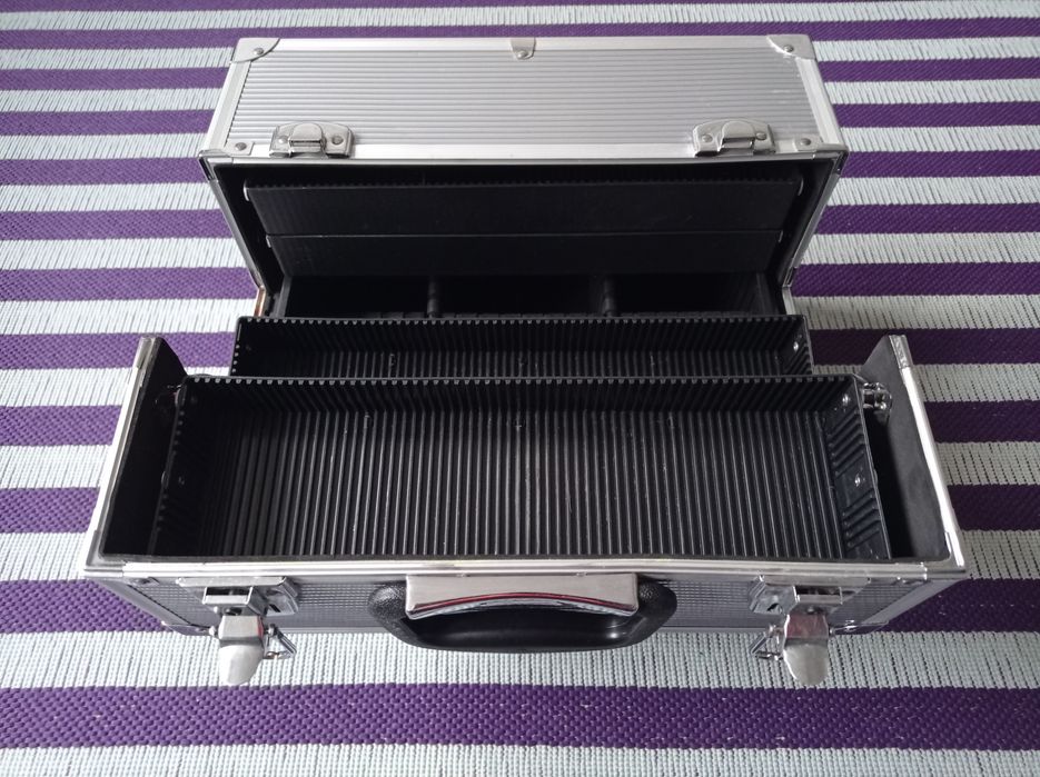 Metalowy kuferek dla wizażystki jak nowy skrzynka na narzędzia