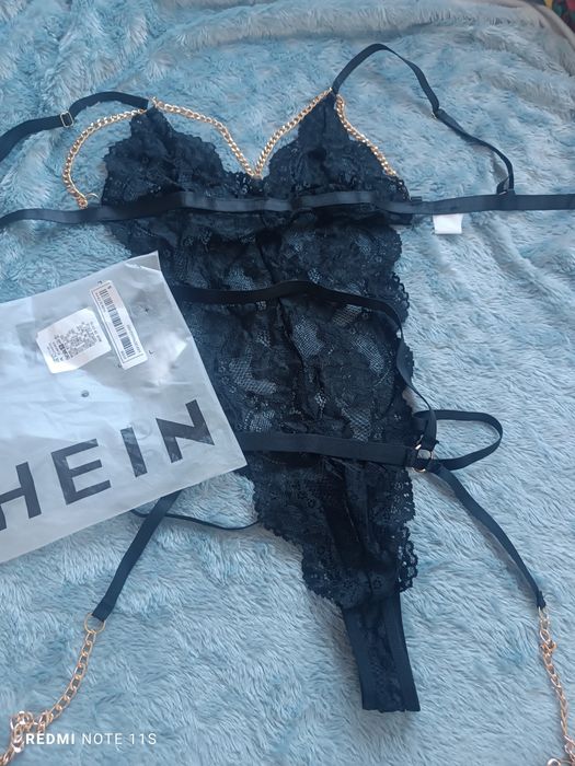 Kombinezon erotyczny koronowy ze złotymi łańcuchami