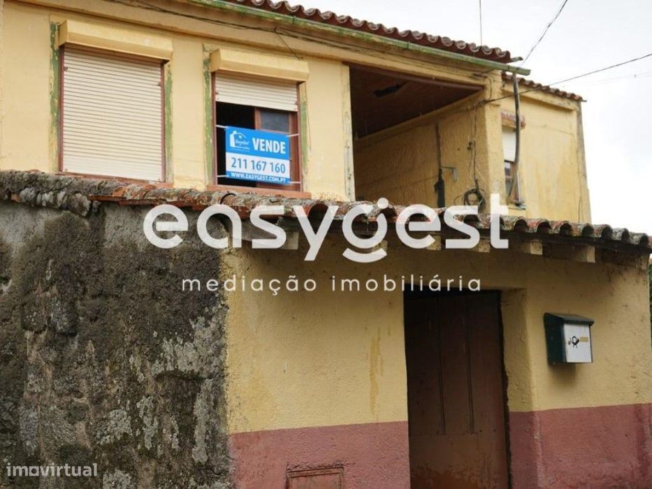 Moradia Geminada em granito com dois pisos e logradouro