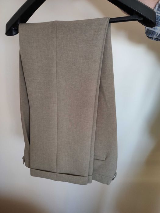 Garnitur szaro beżowy stan bdb 182-90 pas