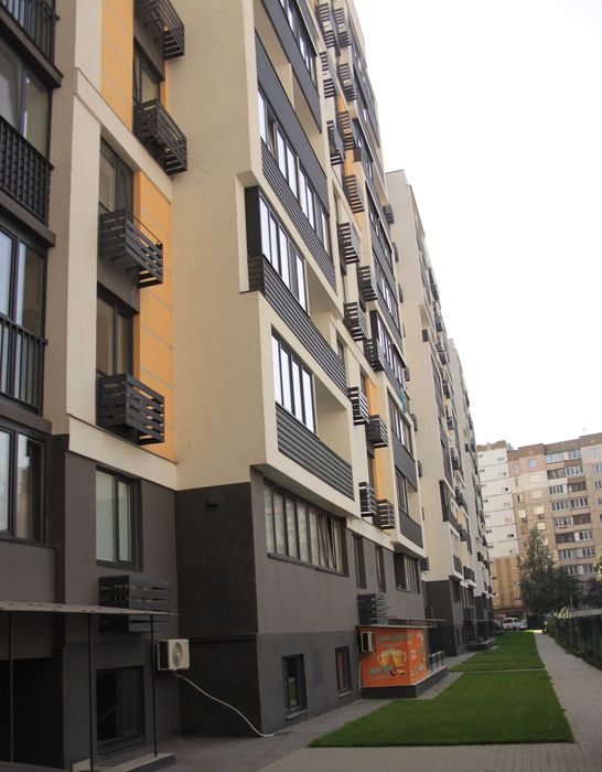 Продаж комерційного приміщення. Цоколь з вікнами.