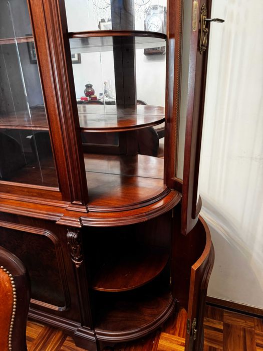 Sala de jantar clássica completa - mesa, 8 cadeiras e grande cristaleira