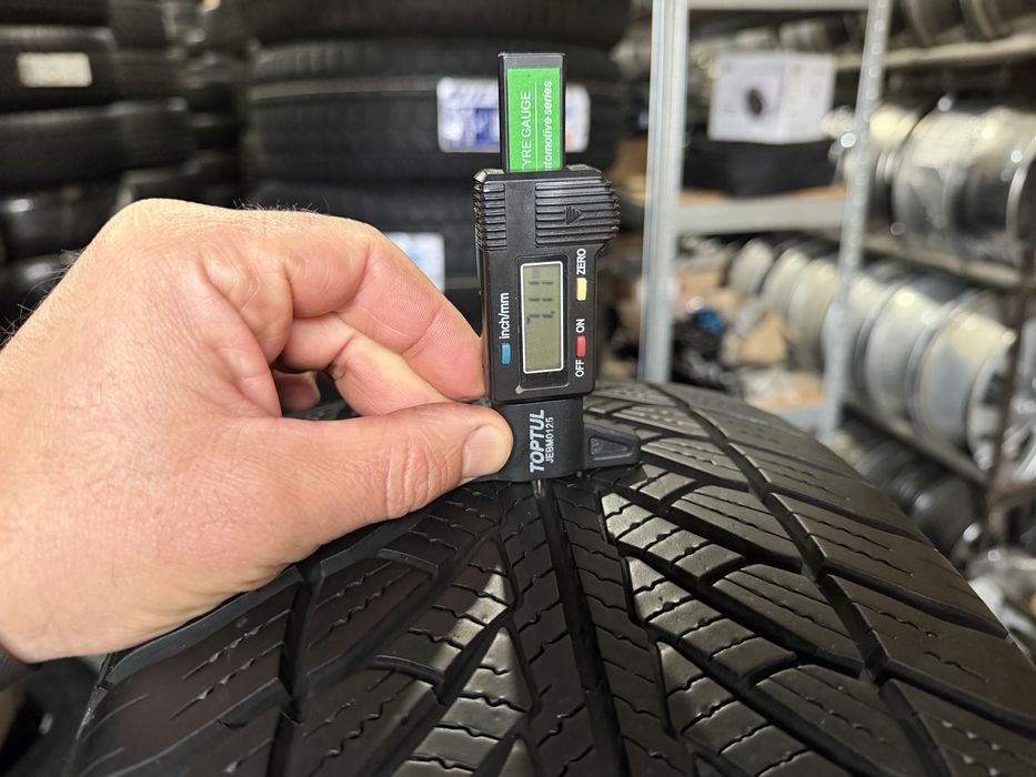245/45/18 Goodyear UltraGrip 8 Performance 245/45 R18 100V XL MOE Run Flat *