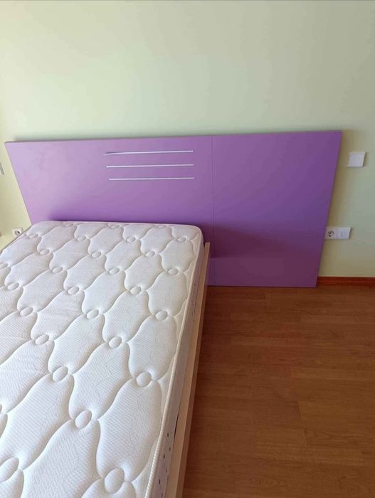 Cama com cabeceira e colchão