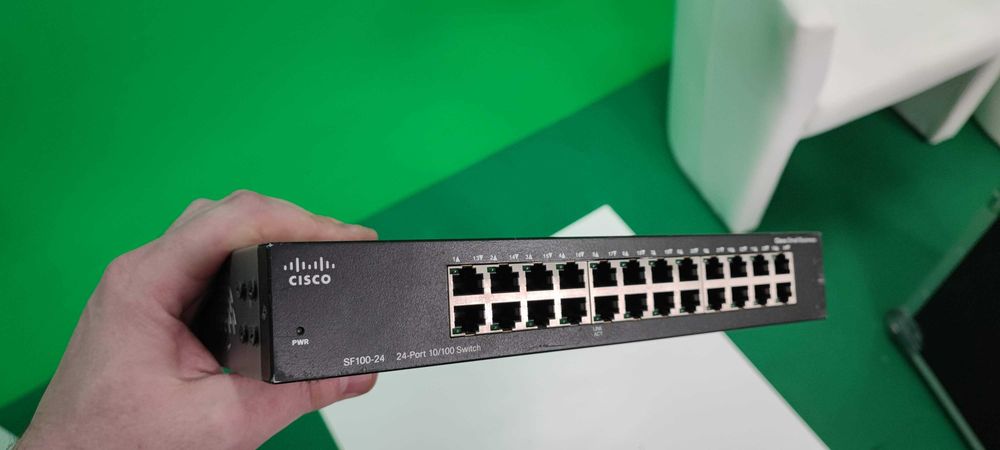 Cisco SF100-24 — 24-портовий некеруємий комутатор