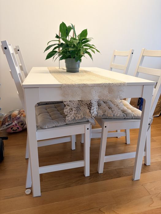 Mesa de jantar com quatro cadeiras