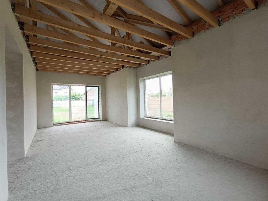 Продається одноповерховий особняк, з гаражем та власним подвірям