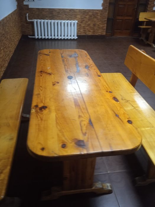 Дерев'яні столи з лавками