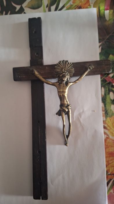 Crucifixo de Parede Antigo em Madeira e Bronze/Latão – Arte Sacra Popular