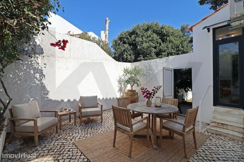 Elegante Moradia T4+2 Remodelada com Jardim e Luz Natural em Cascais