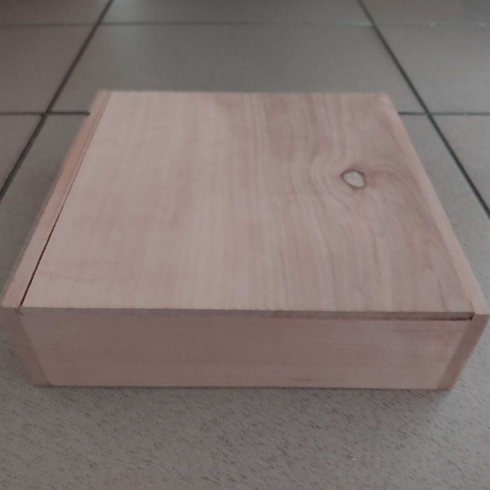 Drewniane pudełko do przechowywania i/lub ozdabiania