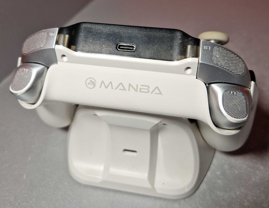 Pad kontroler MANBA ONE ze stacją ładującą