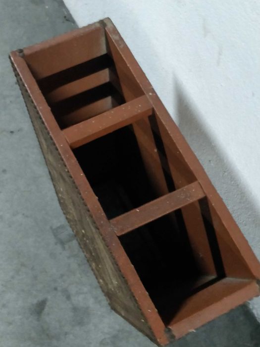 Chapeleiro antigo de madeira.