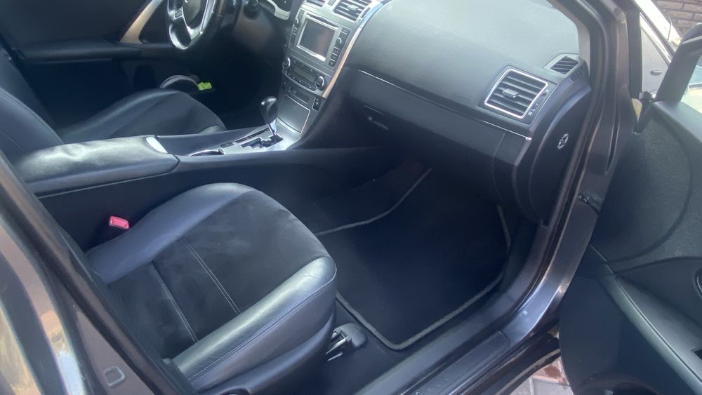 Продам тойота авенсис т27 автомат универсал 2013гв дизель 2,23