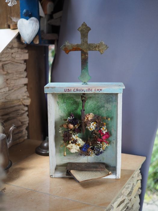 Kapliczka vintage  asamblaż assemblage krzyż wianek wianek