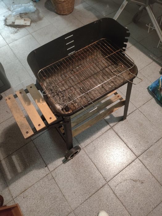 Grelhador a carvão de fácil transporte