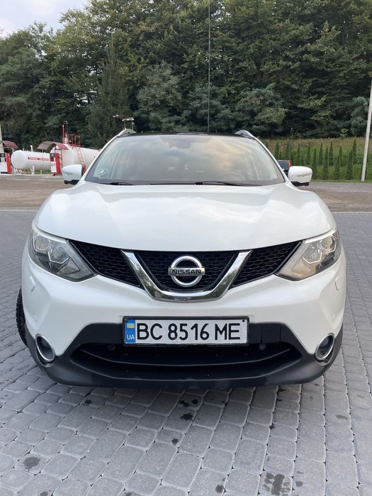 Автомобіль Nissan, максимальна комплектація.