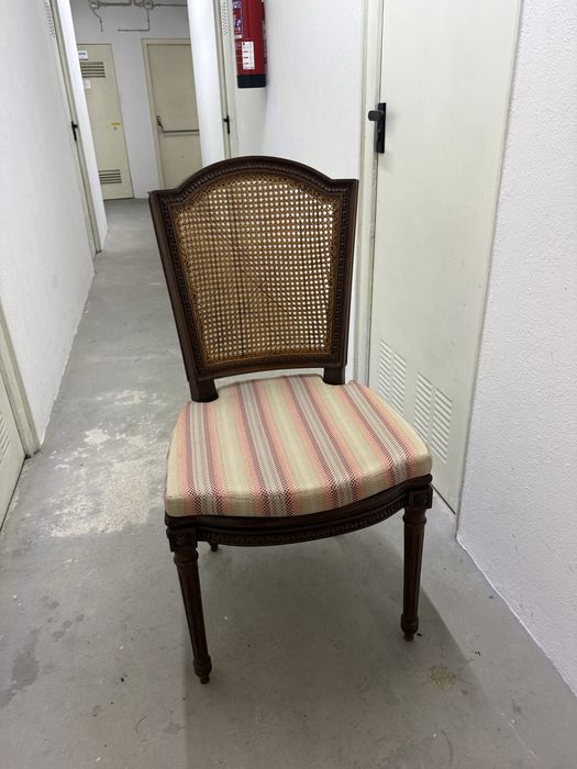 Um cadeira em mogno com acento e costas em palinha e almofada amovivel