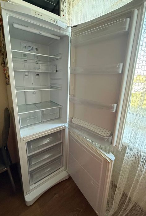 Продам холодильник Indesit